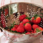 Knuspriges Filoteiggebäck mit Erdbeeren und Rosencreme - vegetarisch