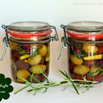 Eingelegte Oliven mit Rosmarin, Thymian und Zitrone