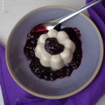 Grieß Pudding mit Heidelbeer Marmelade - vegetarisch