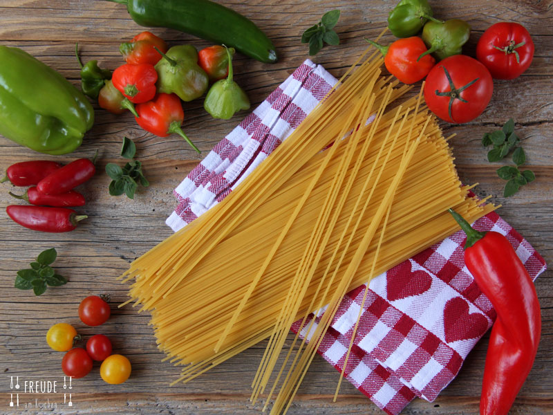 Spaghetti mit roher Tomaten-Avocado-Sauce & Ruccola - Freude am Kochen