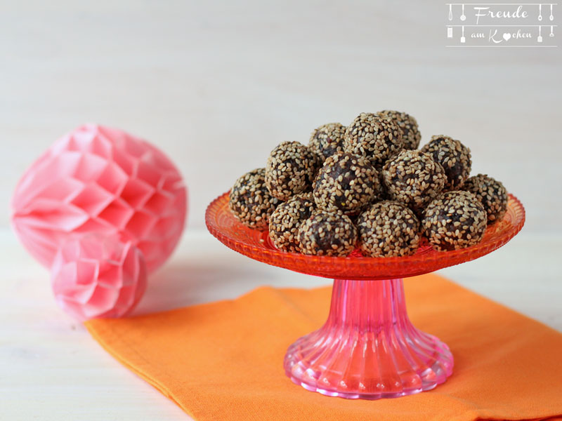 Pflaumen Erdnuss Bananen Rohkost Kugeln zuckerfrei - Freude am Kochen