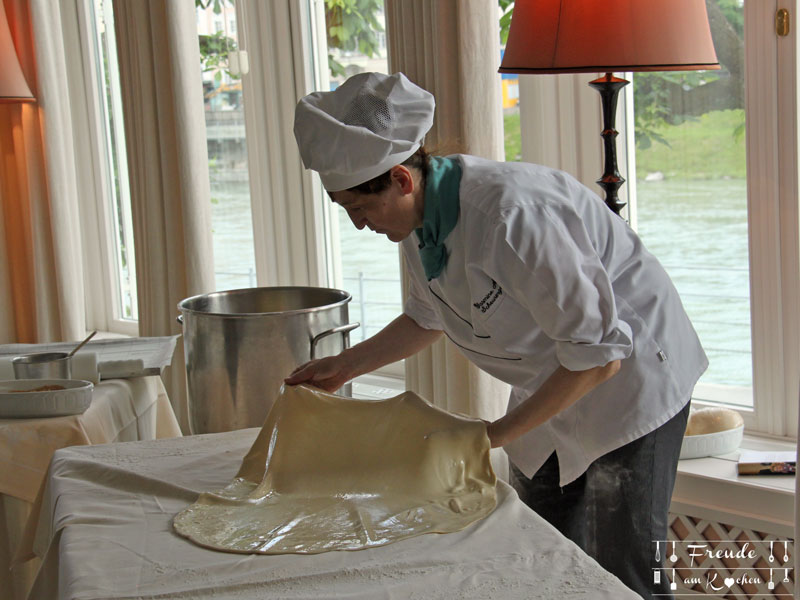 Reisebericht: Salzburg - Freude am Kochen - Hotel Sacher - Apfelstrudel ziehen