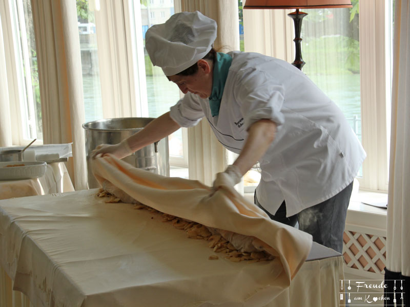 Reisebericht: Salzburg - Freude am Kochen - Hotel Sacher - Apfelstrudel ziehen