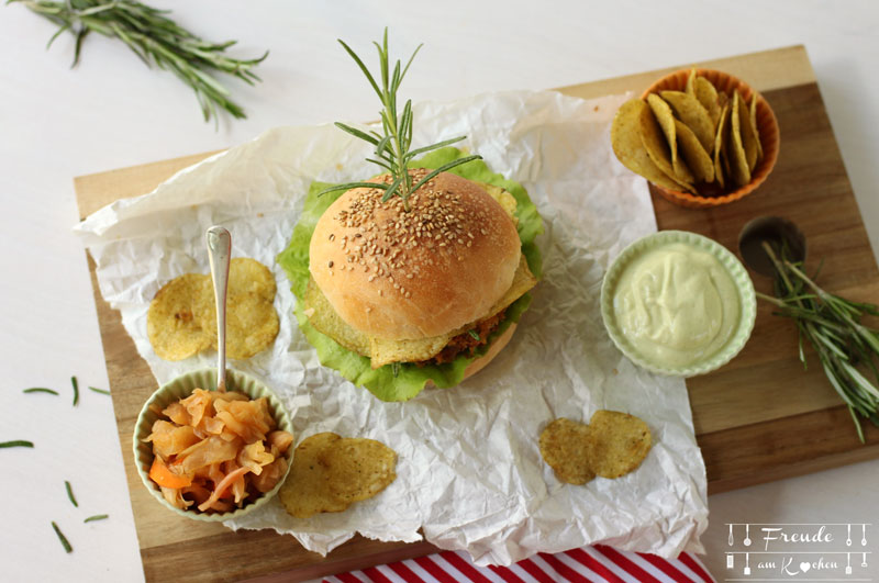 Crunchy Chips Zucchini Schnitzel Burger mit Rosmarin-Mayo - Rezept vegan - Freude am Kochen