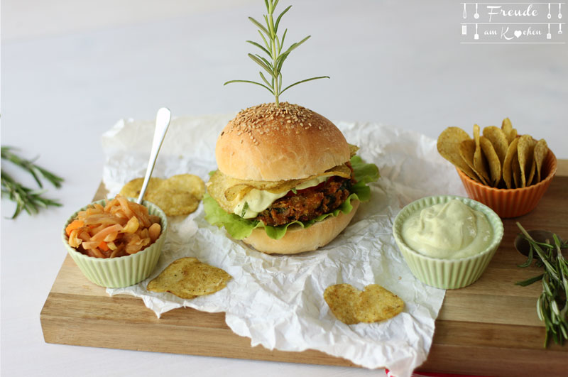 Crunchy Chips Zucchini Schnitzel Burger mit Rosmarin-Mayo - Rezept vegan - Freude am Kochen