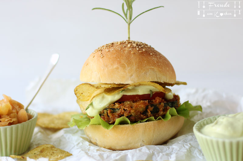 Crunchy Chips Zucchini Schnitzel Burger mit Rosmarin-Mayo - Rezept vegan - Freude am Kochen