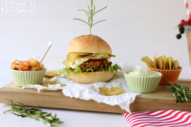 Crunchy Chips Zucchini Schnitzel Burger mit Rosmarin-Mayo - Rezept vegan - Freude am Kochen