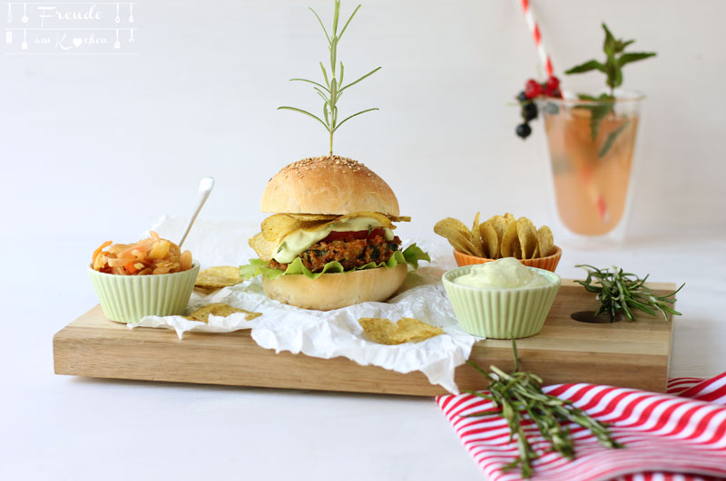 Crunchy Chips Zucchini Schnitzel Burger mit Rosmarin-Mayo - Rezept vegan - Freude am Kochen