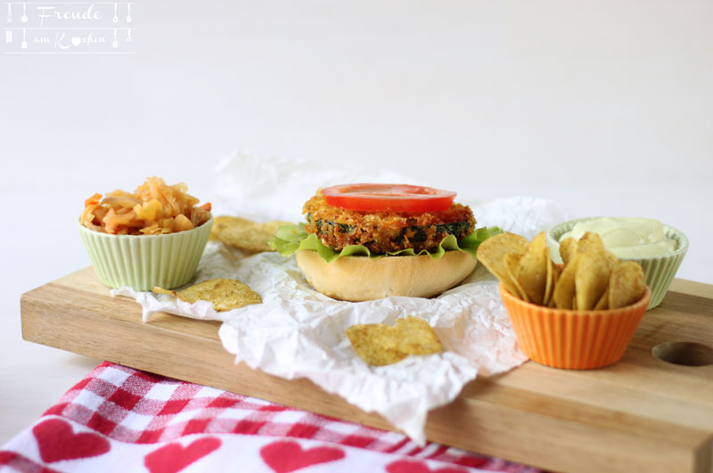 Crunchy Chips Zucchini Schnitzel Burger mit Rosmarin-Mayo - Rezept vegan - Freude am Kochen