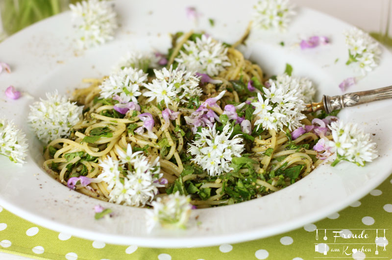 Schnelle Bärlauch Pasta mit Wildkräutern vegan - Freude am Kochen