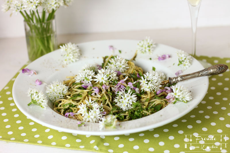 Schnelle Bärlauch Pasta mit Wildkräutern vegan - Freude am Kochen