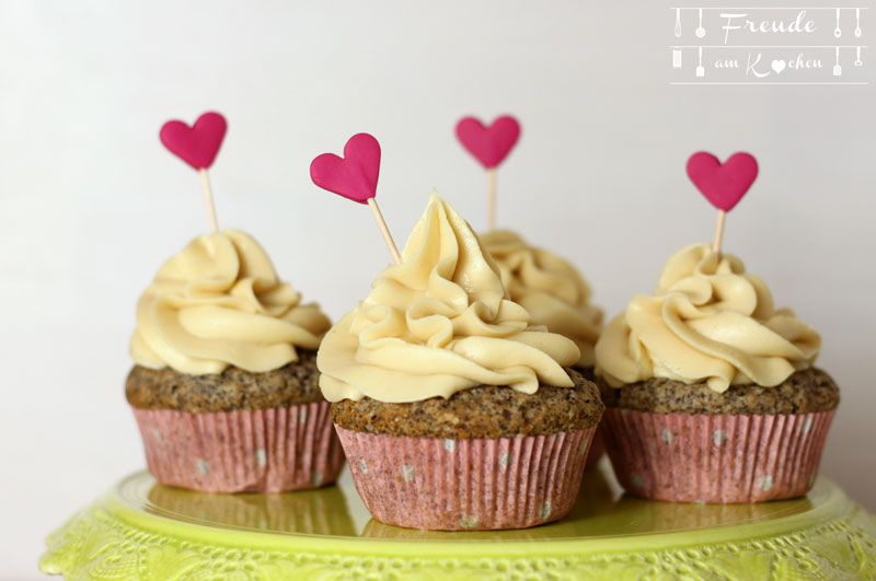 Vegane Mohn & weiße Schokolade Cupcakes bzw Muffins mit weißer Schokoganache von Freude am Kochen