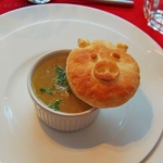 Französische Zwiebelsuppe mit Blätterteig-Schweinderl