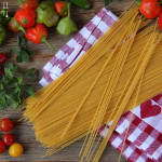 Spaghetti mit roher Tomaten-Avocado-Sauce & Ruccola