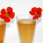 Kapuzinerkresseblüte als Cocktail Deko
