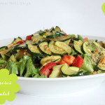 Gebratene Zucchini auf Blattsalat