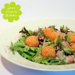 Linsen Couscous Bällchen auf Blattsalat