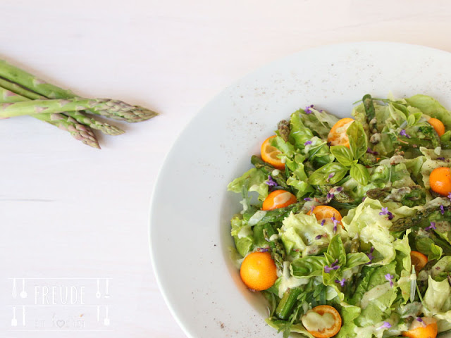 Spargel & Kumquat auf Blattsalat