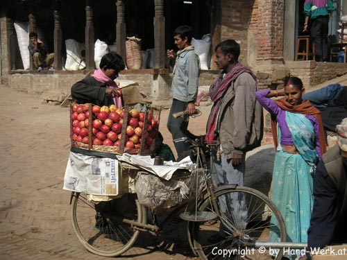 Bhaktapur-Apfelverkaeufer-c
